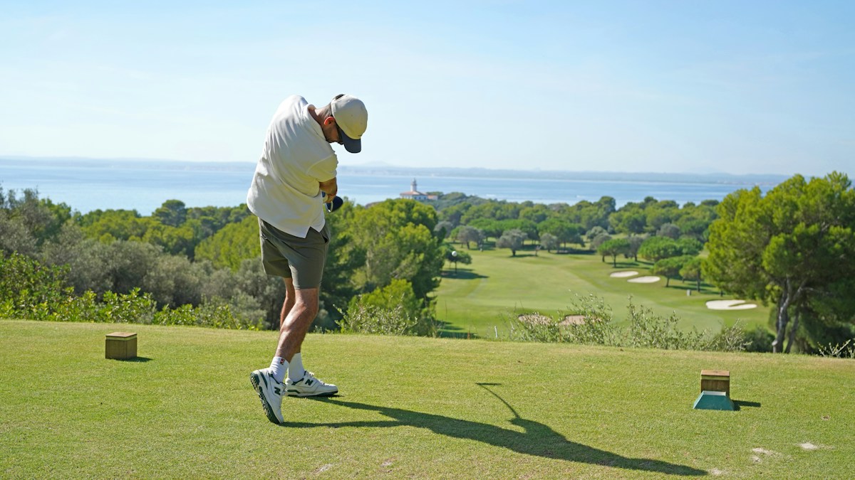 LIV Golf πτώχευση: γήπεδο γκολφ με σημαία στο green