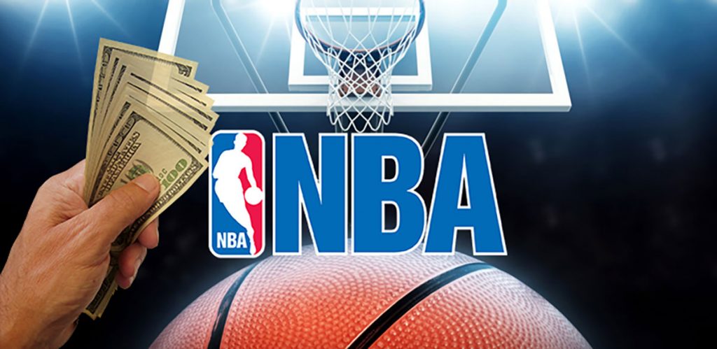 Το NBA απαγορεύει από αυτή τη σεζόν στις εταιρείες στοιχήματος με τις οποίες συνεργάζεται να προσφέρουν μια σειρά από player props, δηλαδή στοιχήματα πάνω σε ατομικές επιδόσεις παικτών, σύμφωνα με επιστολή προς τους bookmakers και υπόμνημα προς τις ομάδες που είδε το Front Office Sports. Εκτός μένουν τα στοιχήματα «first-of» (ποιος θα σκοράρει πρώτος, ποιος θα πάρει το πρώτο ριμπάουντ), τα στοιχήματα για το αν ένας παίκτης θα αστοχήσει σε συγκεκριμένη προσπάθεια και τα parlays με πολλά «under» στον ίδιο παίκτη. Οι κανόνες ισχύουν για το NBA από τώρα και θα επεκταθούν στο WNBA την επόμενη σεζόν.