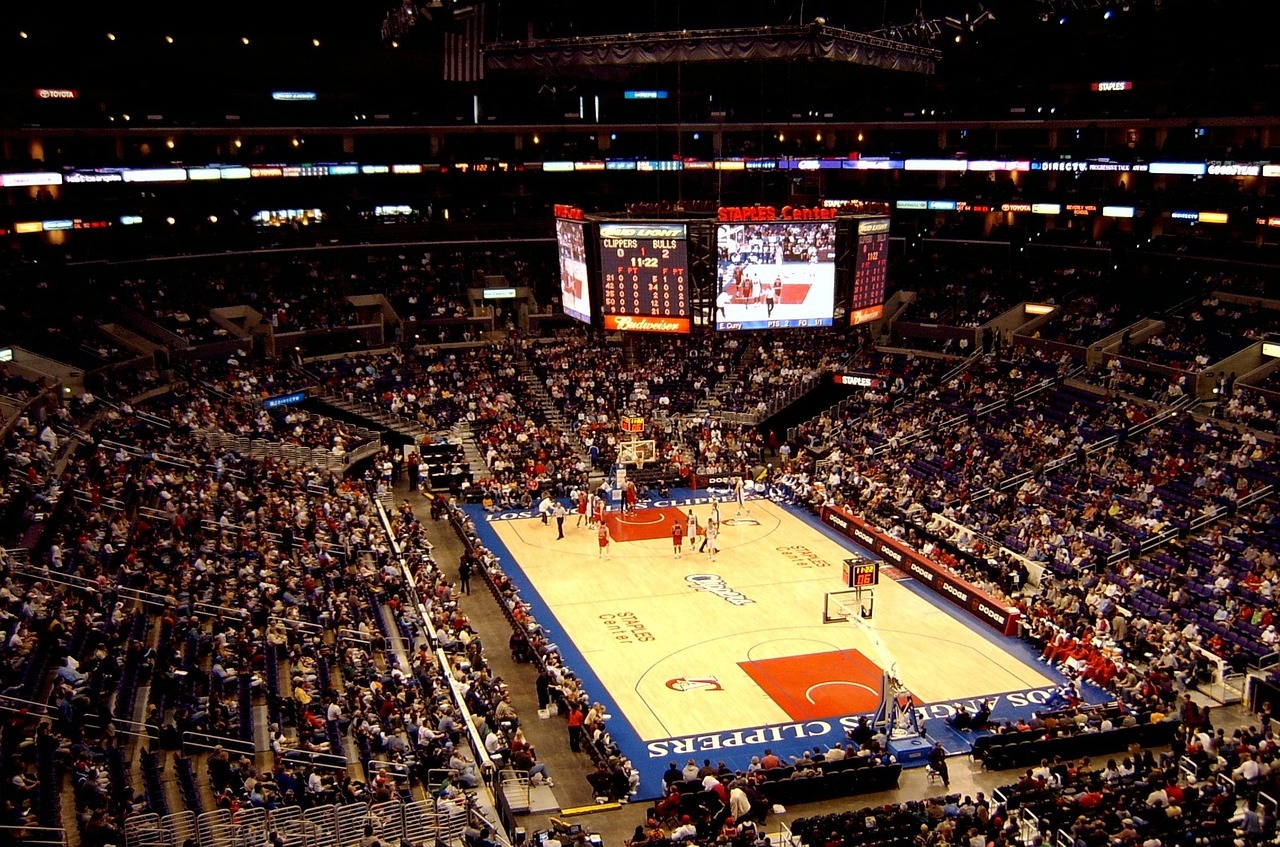 Το NBA απαγορεύει από αυτή τη σεζόν στις εταιρείες στοιχήματος με τις οποίες συνεργάζεται να προσφέρουν μια σειρά από player props, δηλαδή στοιχήματα πάνω σε ατομικές επιδόσεις παικτών, σύμφωνα με επιστολή προς τους bookmakers και υπόμνημα προς τις ομάδες που είδε το Front Office Sports. Εκτός μένουν τα στοιχήματα «first-of» (ποιος θα σκοράρει πρώτος, ποιος θα πάρει το πρώτο ριμπάουντ), τα στοιχήματα για το αν ένας παίκτης θα αστοχήσει σε συγκεκριμένη προσπάθεια και τα parlays με πολλά «under» στον ίδιο παίκτη. Οι κανόνες ισχύουν για το NBA από τώρα και θα επεκταθούν στο WNBA την επόμενη σεζόν.