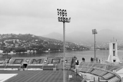 Γήπεδο ποδοσφαίρου τη μέρα με άδειες κερκίδες