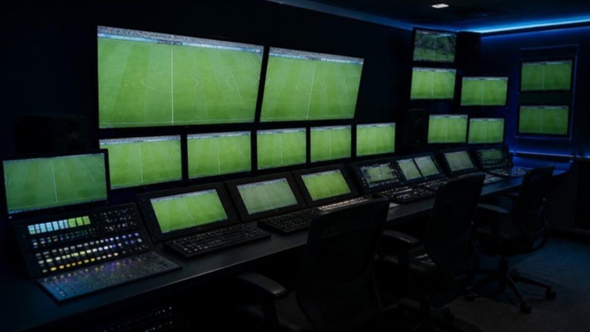 ΣΠΟΡ FM TV: τηλεοπτικό control room με οθόνες αγώνα ποδοσφαίρου
