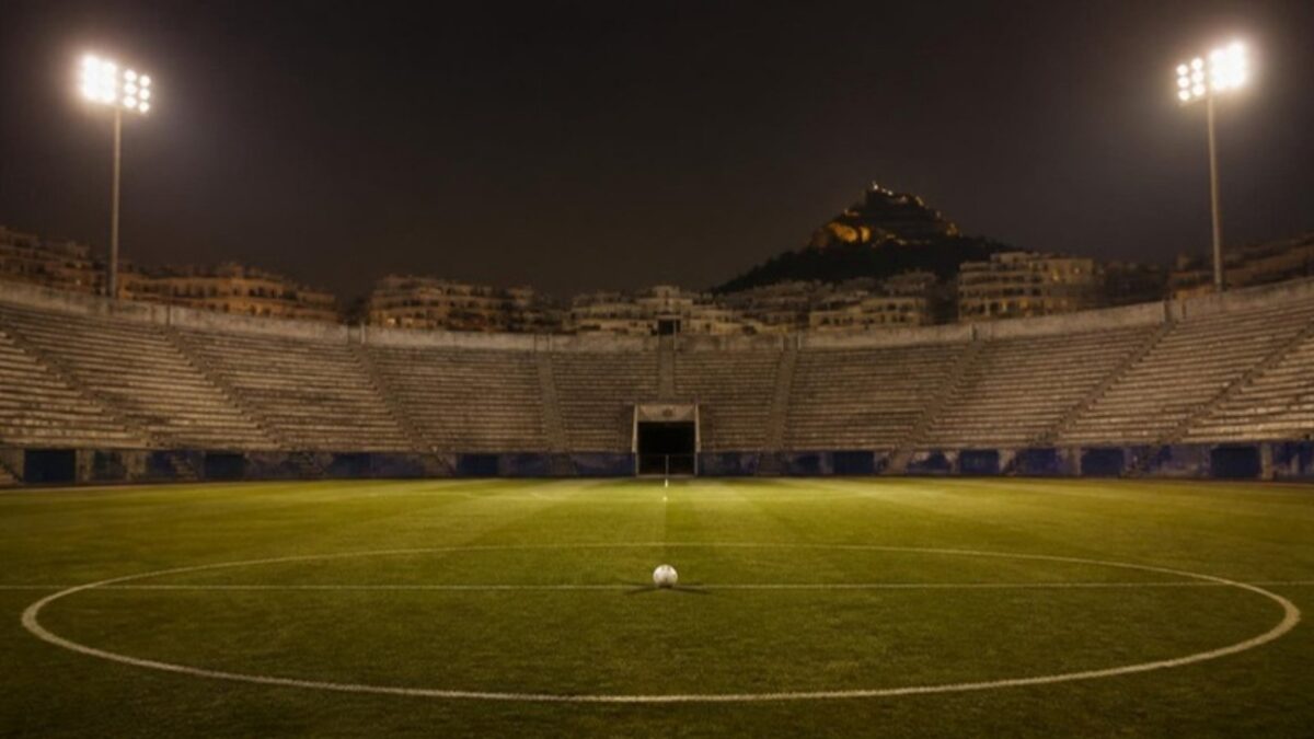 Super League: άδειο ελληνικό γήπεδο τη νύχτα με προβολείς