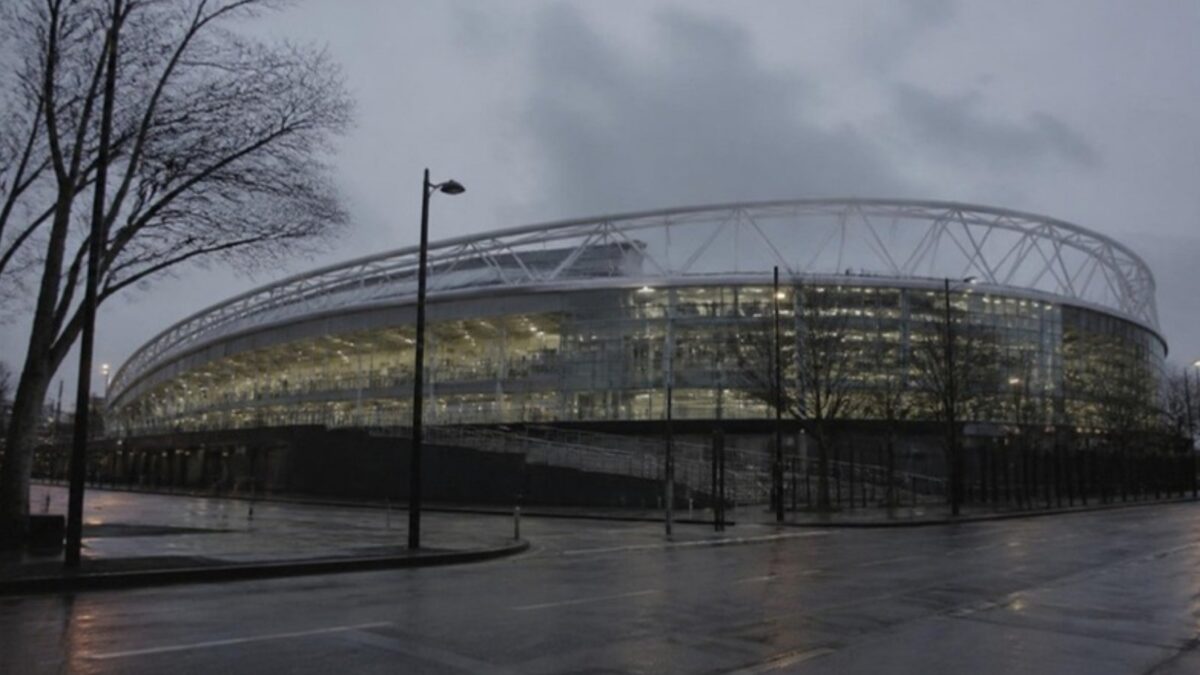 Tottenham: γήπεδο στο Λονδίνο σε συννεφιασμένο σούρουπο